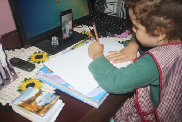 Clases de WhatsApp y fotocopias - Anuario 2020 - ABC Color