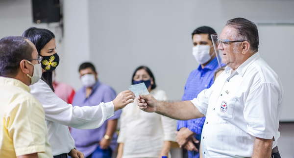 Gobernador de Caaguazú entregó aportes a proyectos comunitarios - Noticiero Paraguay
