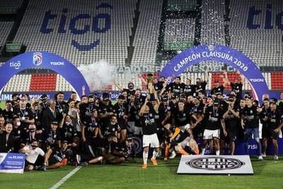 El desenfrenado festejo del campeón en vestuarios