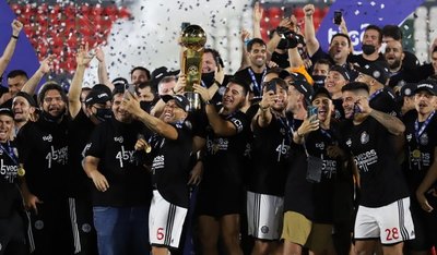 Adiós como campeón: El 'Emperador' recibió la cinta de capitán y alzó el Clausura 2020