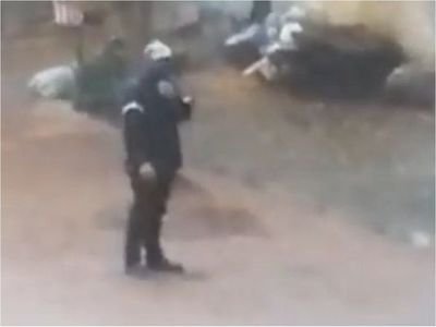 ¡Inconsciencia! Hombre arroja cuatro bolsas de basura al raudal 