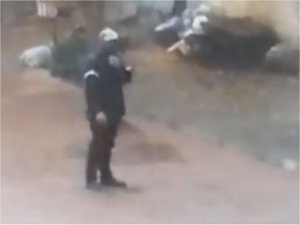 ¡Inconsciencia! Hombre arroja cuatro bolsas de basura al raudal