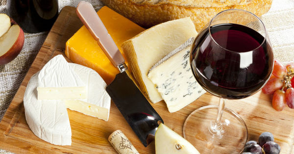 Comer queso y beber vino es bueno para el cerebro según la ciencia - C9N