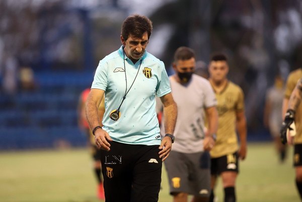 Costas, muy golpeado y asegura que “Guaraní merecía esta copa”