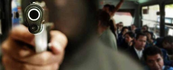 HOY / Delincuentes asaltaron a pasajeros de un transporte público en Ciudad del Este