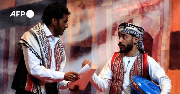 La Nación / Un grupo de teatro devuelve la sonrisa en un Yemen en guerra