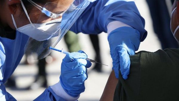 Unos cincuenta países ya comenzaron a vacunar contra el COVID-19
