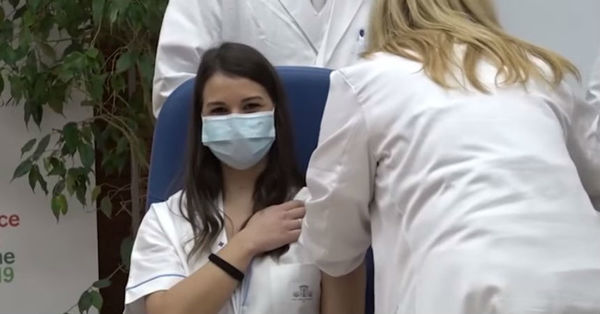 La primera enfermera vacunada en Italia es amenazada en las redes sociales por los antivacunas - C9N