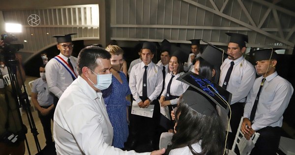 La Nación / Arambé: egresados demuestran que no existen límites para soñar