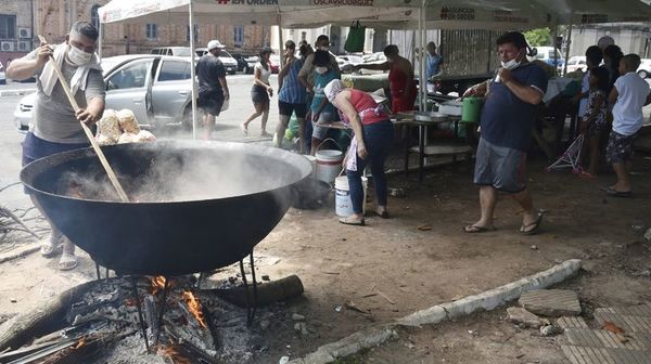 Familias afectadas por incendio en zona del exCabildo pasarán Año Nuevo en las plazas - Noticiero Paraguay