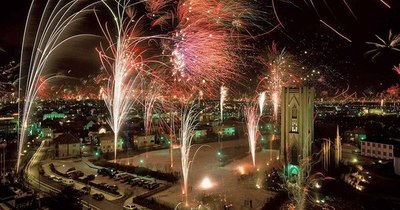 La Nación / Islandia enloquece con 600 toneladas de fuegos artificiales de Nochevieja
