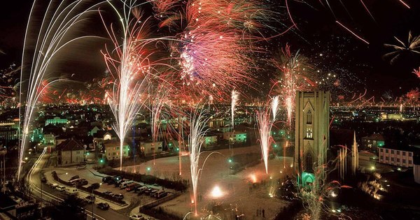 La Nación / Islandia enloquece con 600 toneladas de fuegos artificiales de Nochevieja