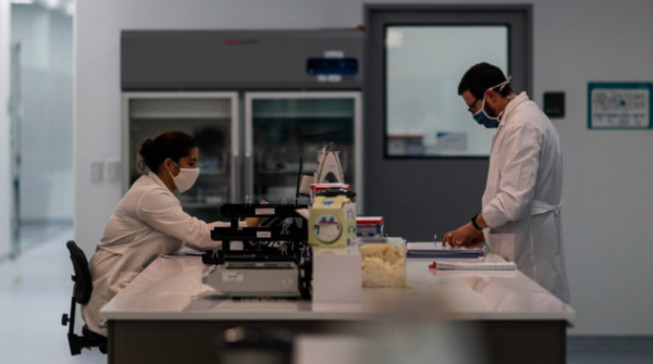 HOY / Ecuador acuerda con Pfizer y recibirá dos millones de dosis de vacunas