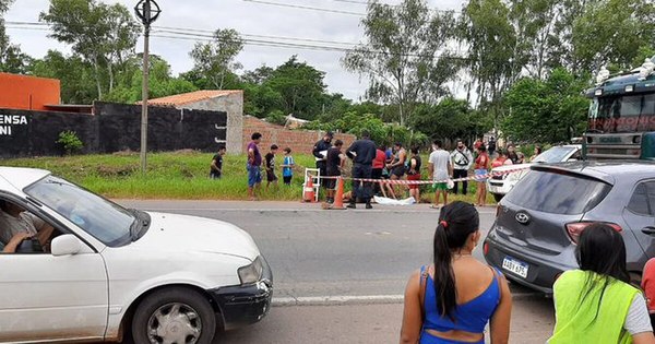 La Nación / Niño arrollado en Ypané sigue tendido en el pavimento, autoridades no llegan