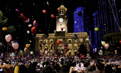 HOY / Miles de personas festejan en la calle en Wuhan la llegada de 2021
