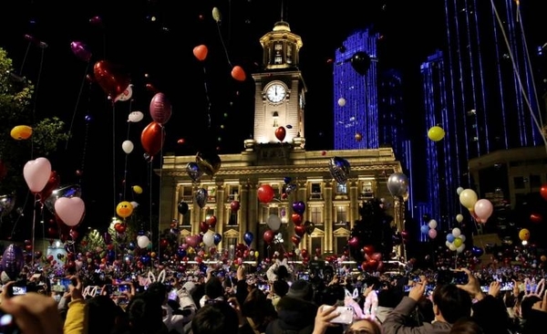 HOY / Miles de personas festejan en la calle en Wuhan la llegada de 2021