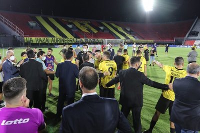El efusivo reclamo de todo Guaraní al equipo arbitral