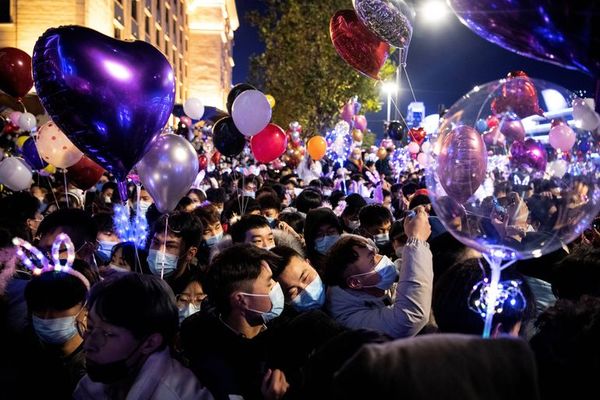 Miles de personas festejan en la calle en Wuhan la llegada de 2021 - Mundo - ABC Color