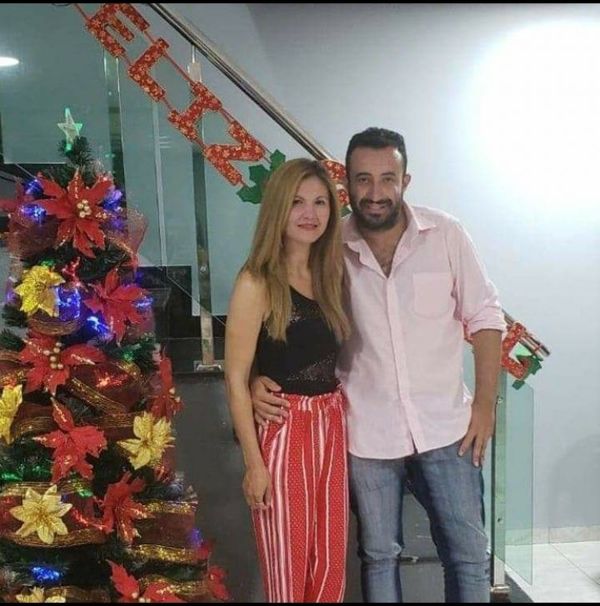Feliz Año Nuevo, y que la vida te siga sonriendo son los deseos de Rafael y Mónica de Sakamoto Electrónicos