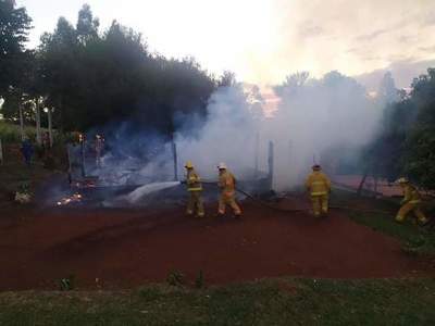 CORTOCIRCUITO CAUSÓ INCENDIO TOTAL DE VIVIENDA EN KA’ABY PORÃ