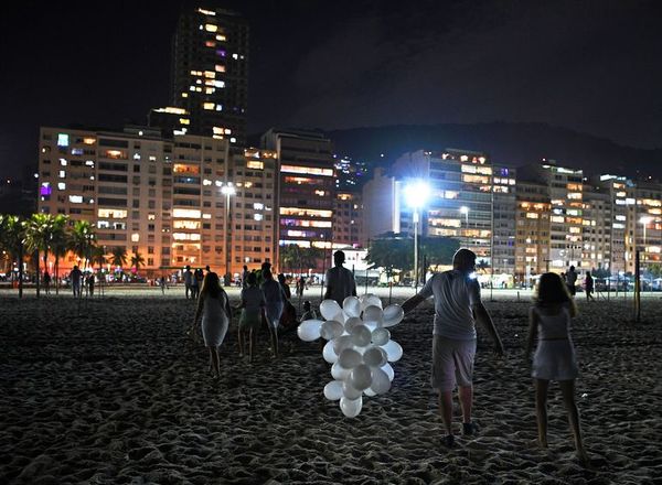 Brasil recibe 2021 con una playa de Copacabana casi vacía  - Mundo - ABC Color