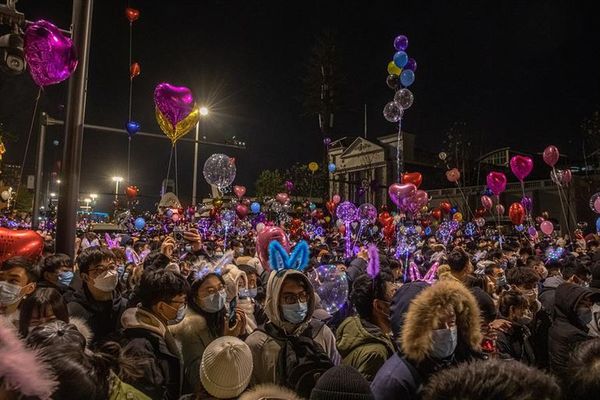 “Tenemos derecho a disfrutar”: Wuhan celebró en masa la llegada del 2021 - Mundo - ABC Color