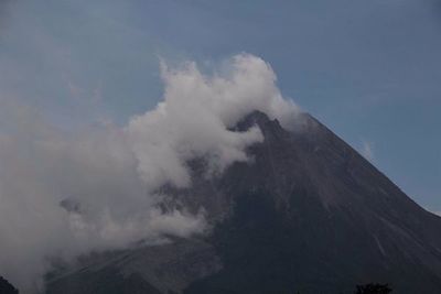 Dos volcanes del Caribe, durmientes durante décadas se despiertan y comienzan a expulsar ceniza » Ñanduti