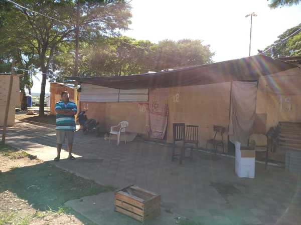 Afectados por el incendio en la Chacarita dicen que permanecerán en la Plaza de Armas mientras se rehacen sus casas » Ñanduti
