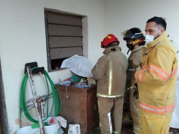 Se olvidó de las llaves, quiso entrar por la ventana y quedó atorado