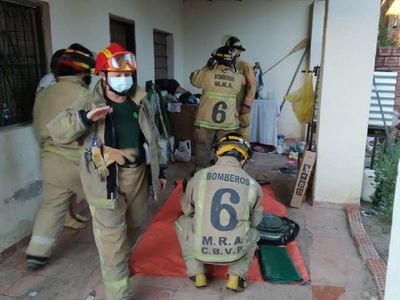 Bomberos rescatan a joven que quedó atrapado en una ventana