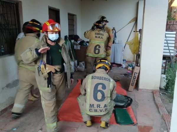 Bomberos rescatan a joven que quedó atrapado en una ventana