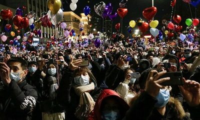 Multitudes celebraron el Año Nuevo en las calles de Wuhan