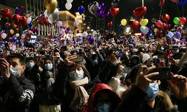 Multitudes celebraron el Año Nuevo en las calles de Wuhan