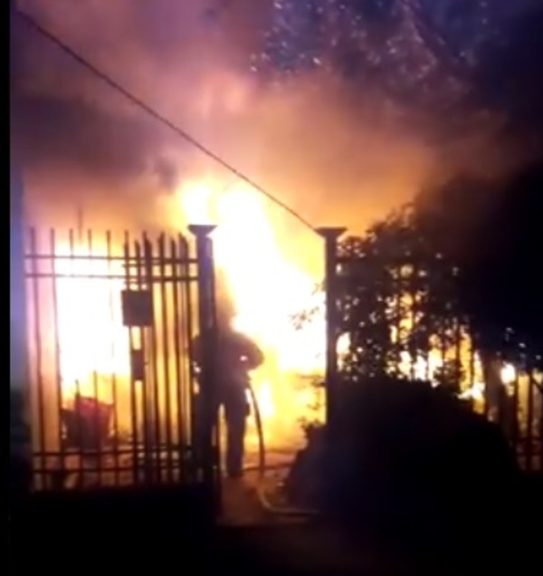 Incendio originado luego de la medianoche consumió una vivienda » San Lorenzo PY