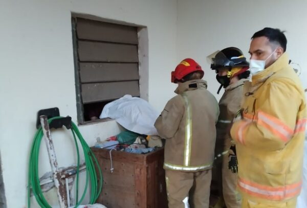 Rescatan a hombre atrapado en ventana de su casa