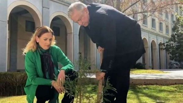 Presidente de México planta un árbol en honor a las víctimas del Covid