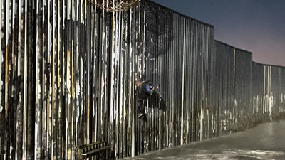 Agentes de EE.UU. rescatan a un migrante mexicano colgado del muro fronterizo » Ñanduti