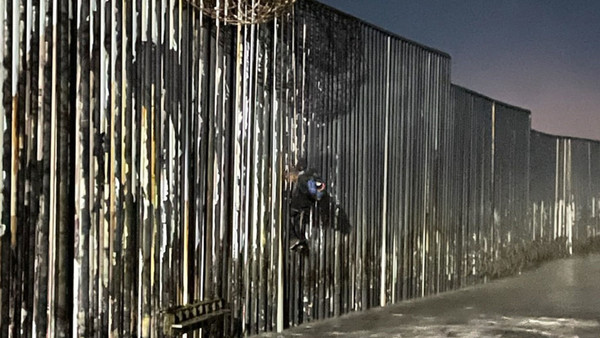 Agentes de EE.UU. rescatan a un migrante mexicano colgado del muro fronterizo » Ñanduti