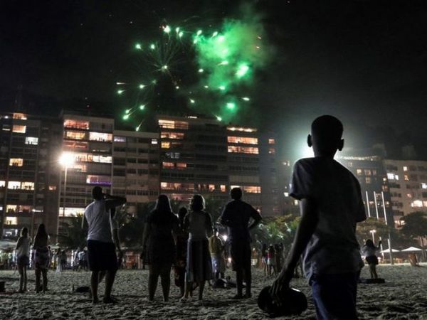 Los brasileños reciben 2021 sin fuegos pirotécnicos y playas casi vacías