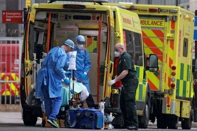 Reino Unido reactiva hospitales de emergencia a medida que aumentan los casos de coronavirus