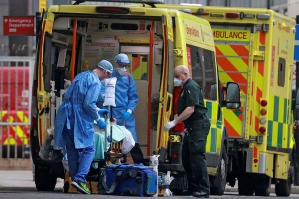 Reino Unido reactiva hospitales de emergencia a medida que aumentan los casos de coronavirus