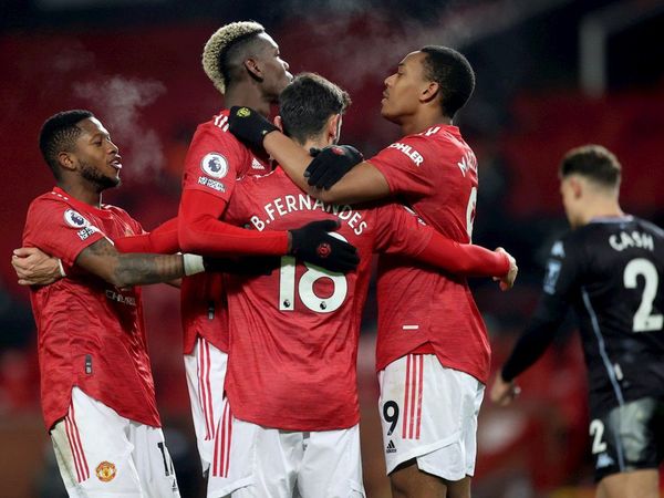 El Manchester United caza al líder