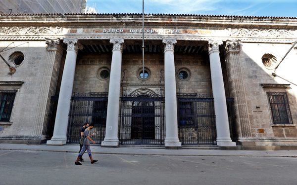 La doble moneda, una maraña financiera que lastró economía cubana por 26 años - MarketData