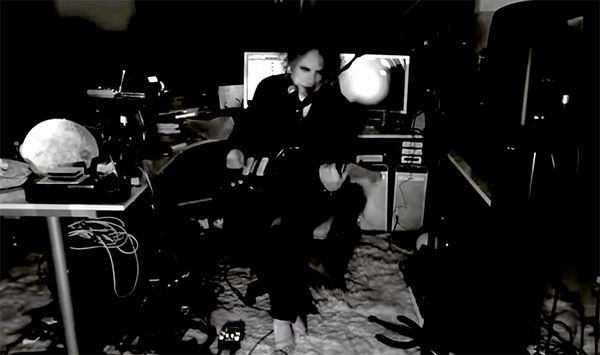 Robert Smith tocar tres temas de The Cure desde su casa. | OnLivePy