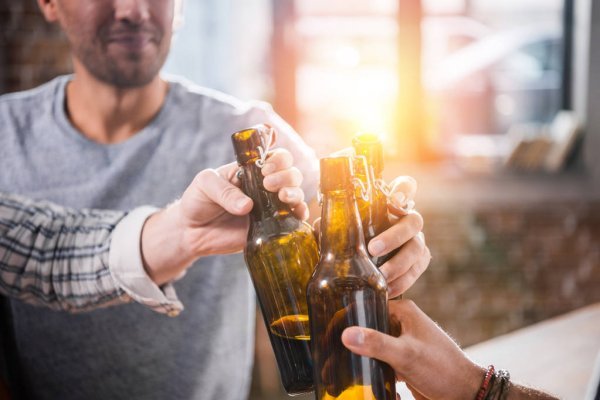 Beber alcohol de manera compulsiva, aumenta el riesgo de muerte por covid – Prensa 5