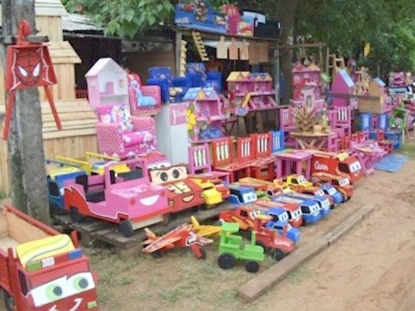 Crónica / Reyes Magos eligen juguetes de madera