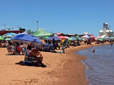 Cientos de familias   copan   burbujas sociales en 3  playas de Encarnación