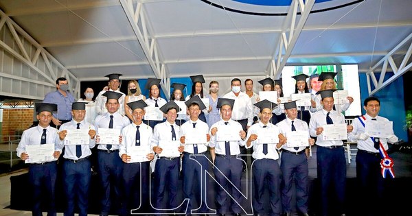 La Nación / Arambé: Donde para sus graduados solo el cielo es el límite