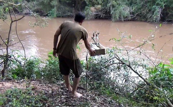 Secuencia original del video del EPP cuando cruzan a bebe por el río Ypane. | OnLivePy