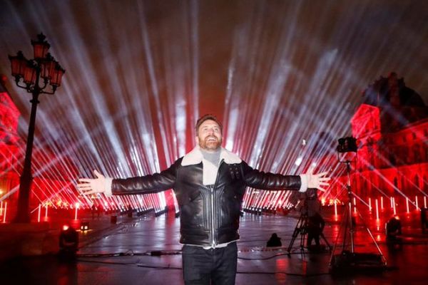 David Guetta despidió el año con un imponente concierto benéfico en el Louvre